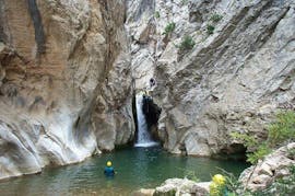 A group is going down a waterfall during their Canyoning in Canyon du Gourg des Anelles - Sport activity with Extérieur Nature.