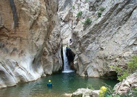 A group is going down a waterfall during their Canyoning in Canyon du Gourg des Anelles - Sport activity with Extérieur Nature.