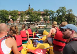 Menschen bestaunen die Stadt währen des Soft Rafting auf dem Rhein - Citytour Basel  mit Rheinraft