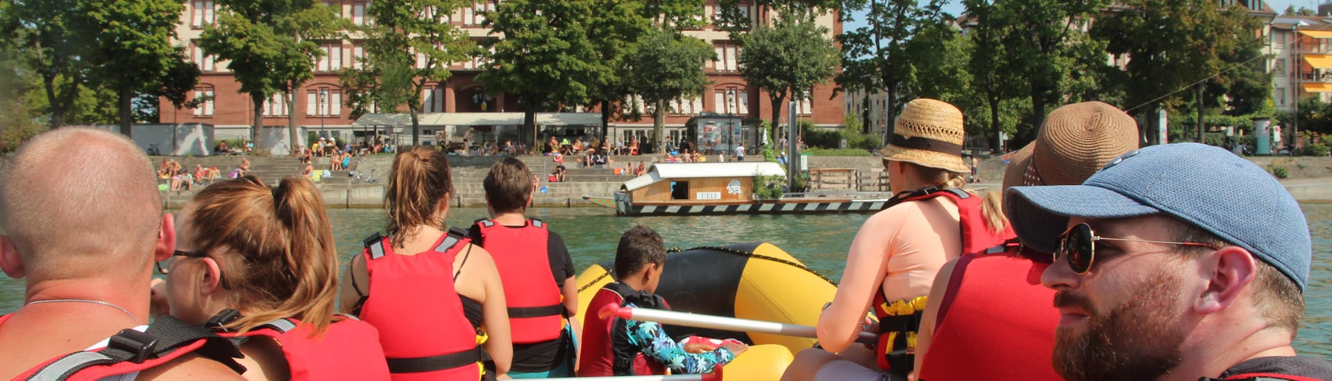 Mensen die de stad bewonderen tijdens Soft Rafting on the Rhine - Citytour Basel met Rheinraft