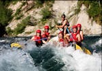 Foto de un grupo de chicas en acción durante el rafting en aguas bravas en el río Sava Dolinka en Bled con OUTdoor Slovenia Bled.