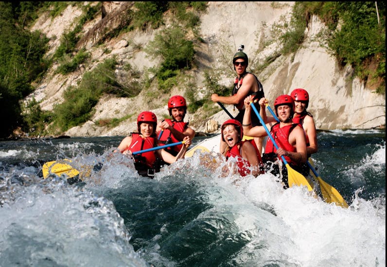Bild einer Gruppe von Mädchen in Aktion während der Rafting Tour mit OUTdoor Slovenia Bled.