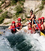 Foto van een groep meisjes in actie tijdens de rafting trip met OUTdoor Slovenia Bled.
