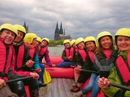 Lachende Menschen beim Soft Rafting auf dem Rhein in Köln für Gruppen mit Wupperkanu Rhein.