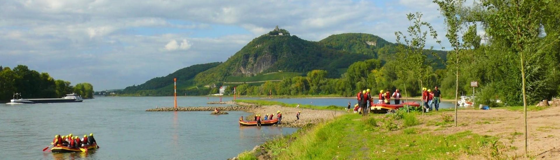 Das Floß geht beim Soft Rafting auf dem Rhein in Bonn am Drachenfels mit Wupperkanu Rhein aufs Wasser.
