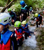 Les enfants s'amusent pendant le Canyoning dans le Rio Nero au Lac de Garde pour les familles et les débutants avec LOL Garda.