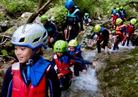 Los niños se divierten durante el descenso de barrancos en Río Nero en el Lago de Garda para familias y principiantes con LOL Garda.