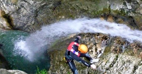 Canyoning da Riva del Garda nel Torrente Vione (Tignale) con LOLgarda by LiveOutdoorLife Un partecipante dell'attività Canyoning nel Torrente Tignale si sta calando con una corda nelle gole del torrente Tignale durante l'attività organizzata da LOLgarda.