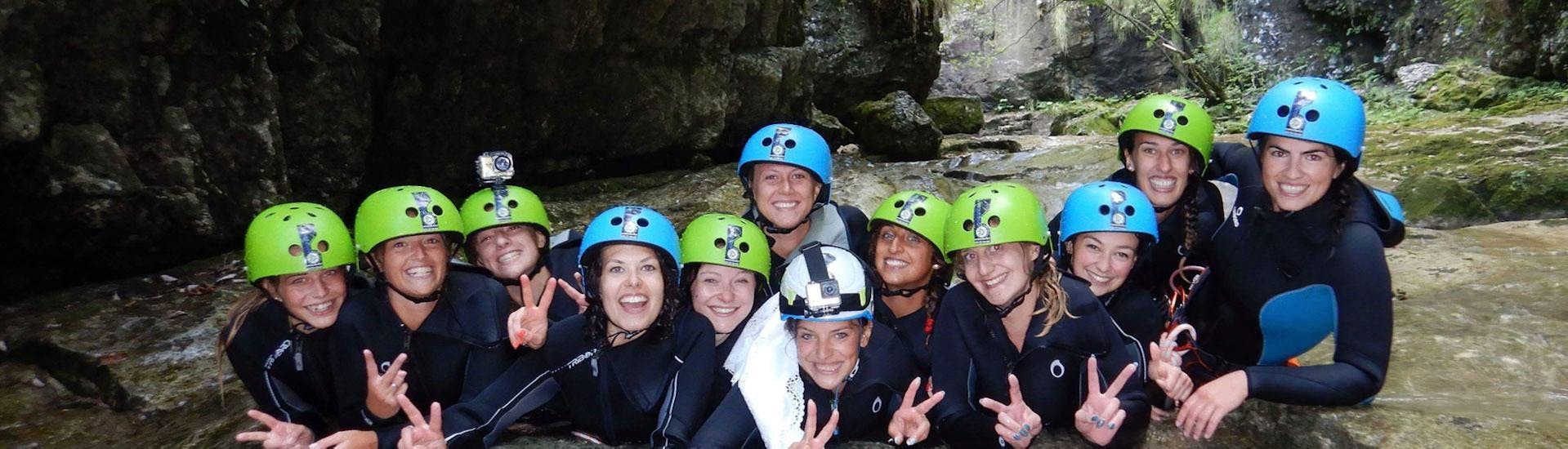 Een groep vrienden vermaakt zich in de canyon tijdens de Canyoning in Torrente Tignale georganiseerd door LOLgarda.