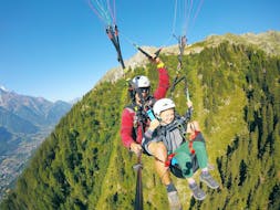 Mensen doen tandem paragliden boven Chamonix - Discovery met Air Sports Chamonix.