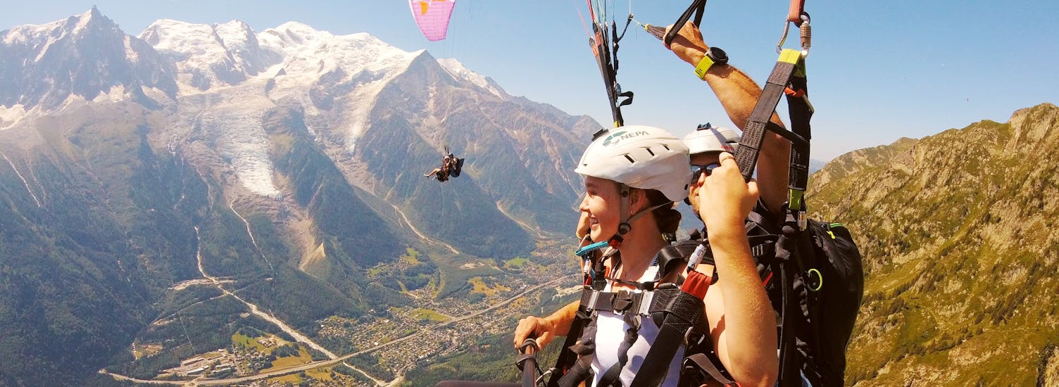Une fille fait du Baptême de parapente au-dessus de Chamonix-Mont-Blanc avec Air Sports Chamonix.