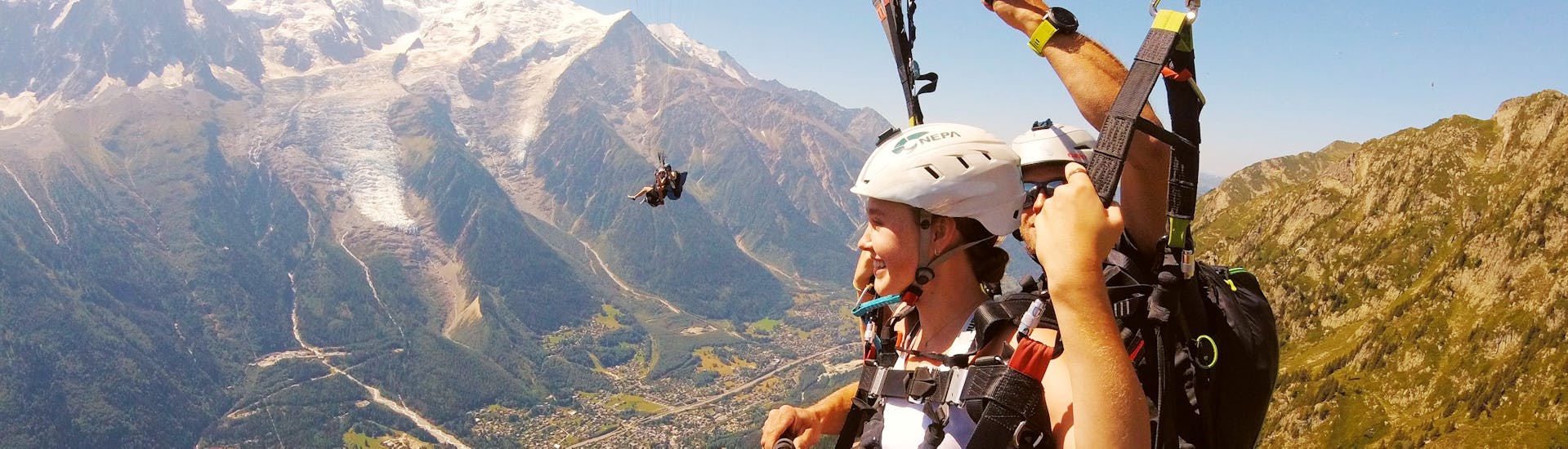 Einen Mädchen fliegt mit Air Sports Chamonix Tandem Paragliding über Chamonix - Entdeckung.