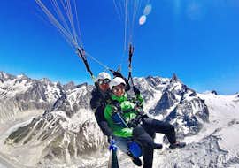 Tandem-Paragliding in Plan de l'Aiguille - Freestyle mit Air Sports Chamonix Ein Tourist macht einen Tandem-Gleitschirmflug in Plan de l'Aiguille - Freestyle mit Air Sports Chamonix.