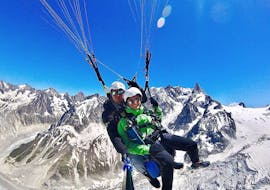 Ein Tourist macht einen Tandem-Gleitschirmflug in Plan de l'Aiguille - Freestyle mit Air Sports Chamonix.