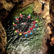 Een groep vrienden vermaakt zich in de canyon tijdens een vrijgezellenfeest tijdens de canyoning activiteit georganiseerd door LOLgarda.