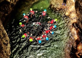 Un groupe d'amis s'amuse dans le canyon lors d'un enterrement de vie de célibataire pendant l'activité canyoning organisée par LOLgarda.