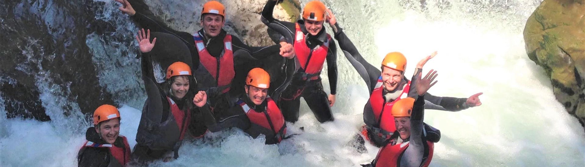 Een groep vrienden lacht in de canyon tijdens het Canyoning Vrijgezellenfeest - Garda by LOLgarda.