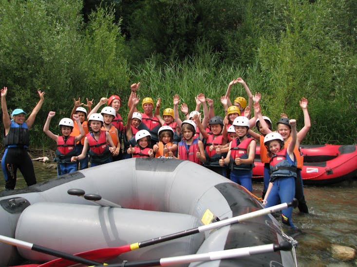 Eine Familie genießt das Rafting auf dem Gail-Fluss.