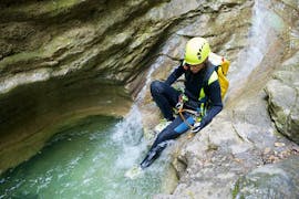 Un homme s'amuse pendant le Canyoning dans le canyon du Taurinya