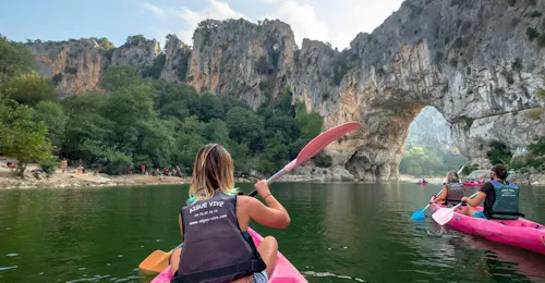 canoe-rental-mini-tour-5km-ardeche-aigue-vive-cover A woman has rented a canoe with her friends from Aigue Vive and is descending Mini-Tour 5km in Ardèche.
