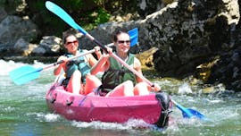 Having rented a high-quality canoe at Aigue Vive, two friends are enjoying the peaceful descent during the Mini-Tour 8km in Ardèche.