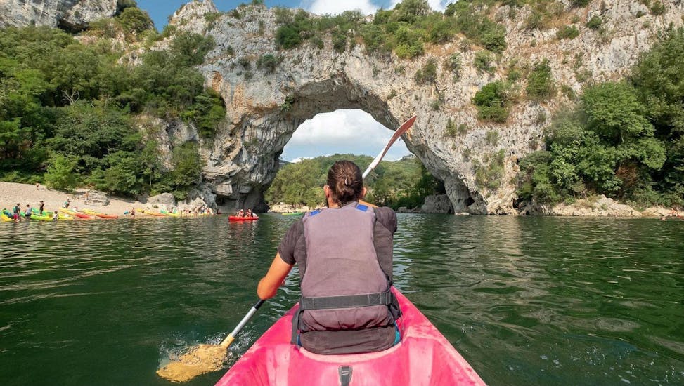 Dopo aver noleggiato una canoa di alta qualità ad Aigue Vive, un uomo si diverte in canoa durante il tour "Swim & Sun - 13 km" in Ardèche.