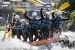 Un grupo de amigos se lo pasa en grande durante el rafting en el Dora Baltea para principiantes, con RaftingIT Valle d'Aosta.