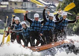 Un groupe d'amis s'amuse beaucoup pendant la descente en Rafting sur la Doire Baltée pour Débutants avec RaftingIT Valle d'Aosta.