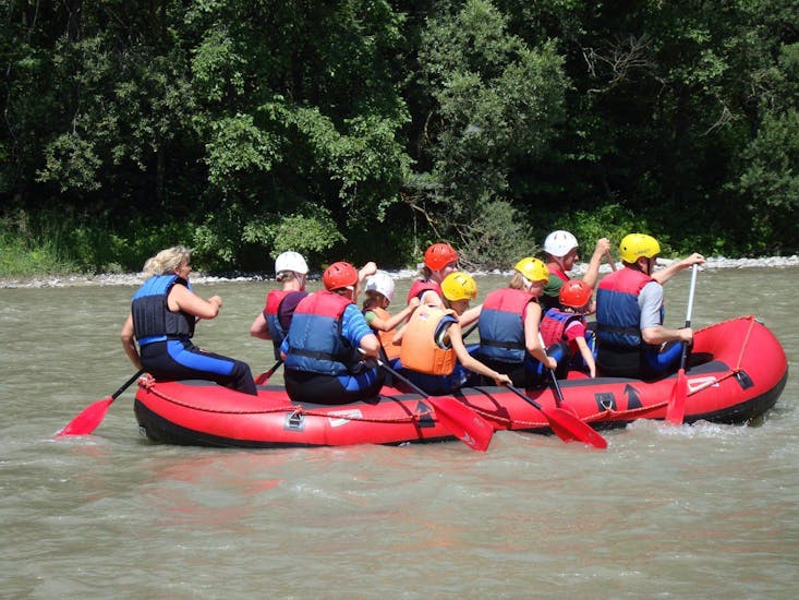 Een groep vrienden vermaakt zich op de rivier de Gail tijdens het raften met Rafting Carnica Hermagor.