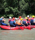 A group of friends having fun on the Gail river while rafting with Rafting Carnica Hermagor.