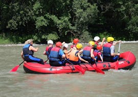 A group of friends having fun on the Gail river while rafting with Rafting Carnica Hermagor.
