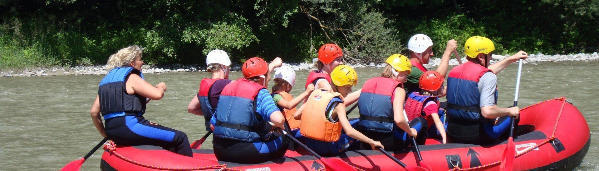 Eine Gruppe von Freunden hat Spaß auf dem Fluss Gail beim Rafting mit Rafting Carnica Hermagor.