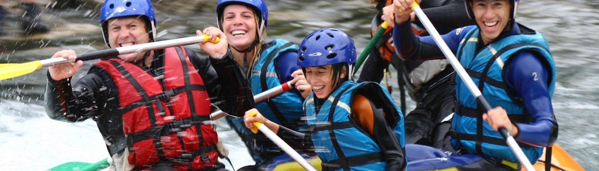 Une famille s'amuse pendant leur activité de Rafting sur le Gave de Pau - Classique avec Ohlala Eaux Vives.