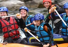 A family is having fun during the Rafting in Gave de Pau - Classic activity with Ohlala Eaux Vives.