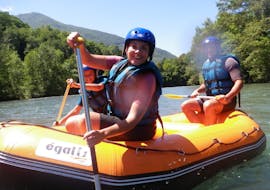 A family is rafting during the Rafting in Gave de Pau - Mini-Boat activity with Ohlala Eaux Vives.