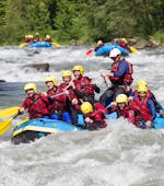 A group of friends is paddling during a Classic Rafting on the Simme River with Valrafting Valais.