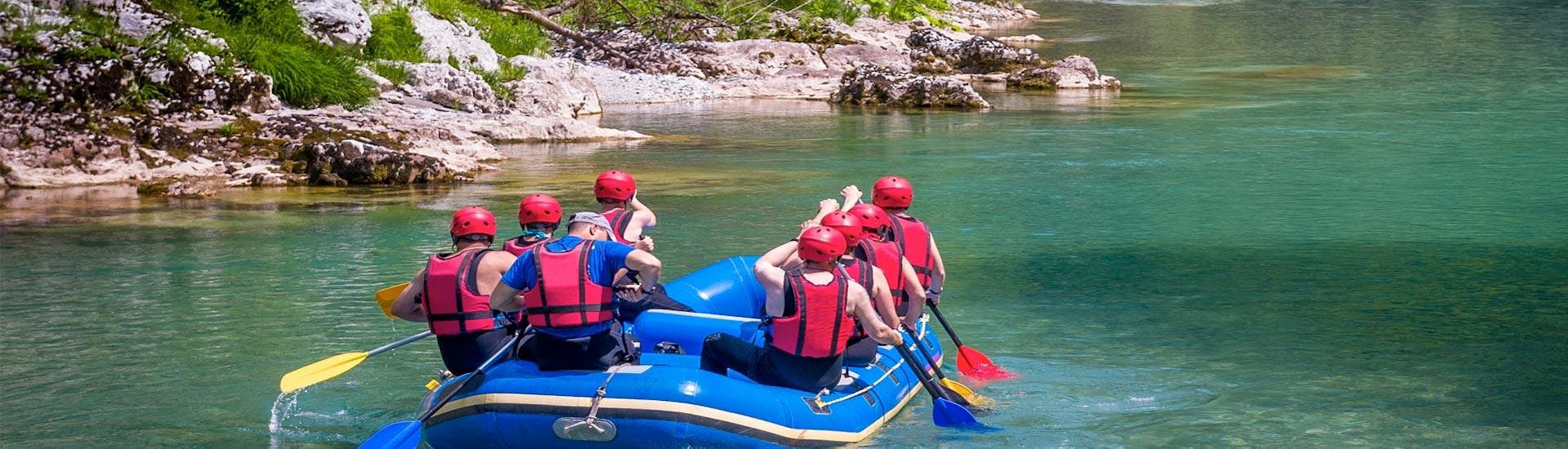 A group of friends is paddling during a Classic Rafting on the Simme River with Valrafting Valais.