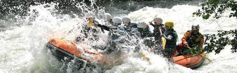 Dappere deelnemers nemen deel aan de Avontuurlijke Rafting op de Dora Baltea met RaftingIT Valle d'Aosta.