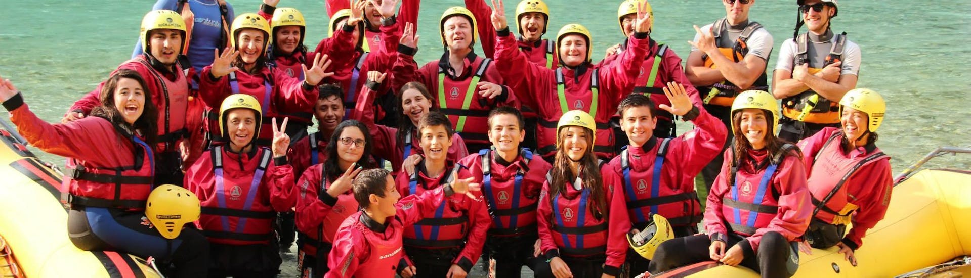 Un groupe s'amuse pendant le Rafting sur la rivière Soča pour les Groupes (à partir de 10 personnes) avec Soca Rafting.
