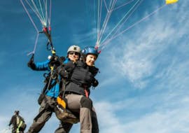 Eine Frau hat viel Spaß beim Tandem Paragliding in Wallberg und Brauneck mit ihrem Fluglehrer von Paraworth.