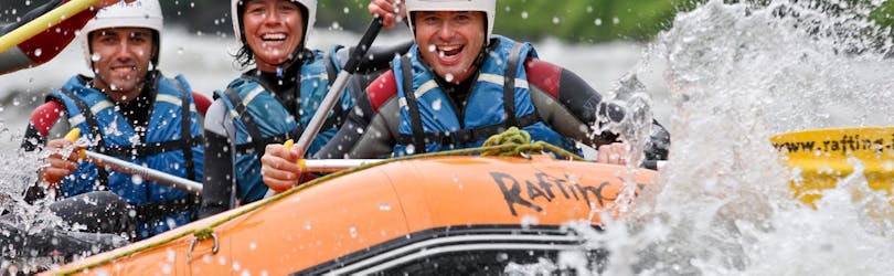 Les vagues éclaboussent un groupe de participants pendant la descente en Rafting sur la Doire Baltée - Longue route avec RaftingIT Valle d'Aosta.