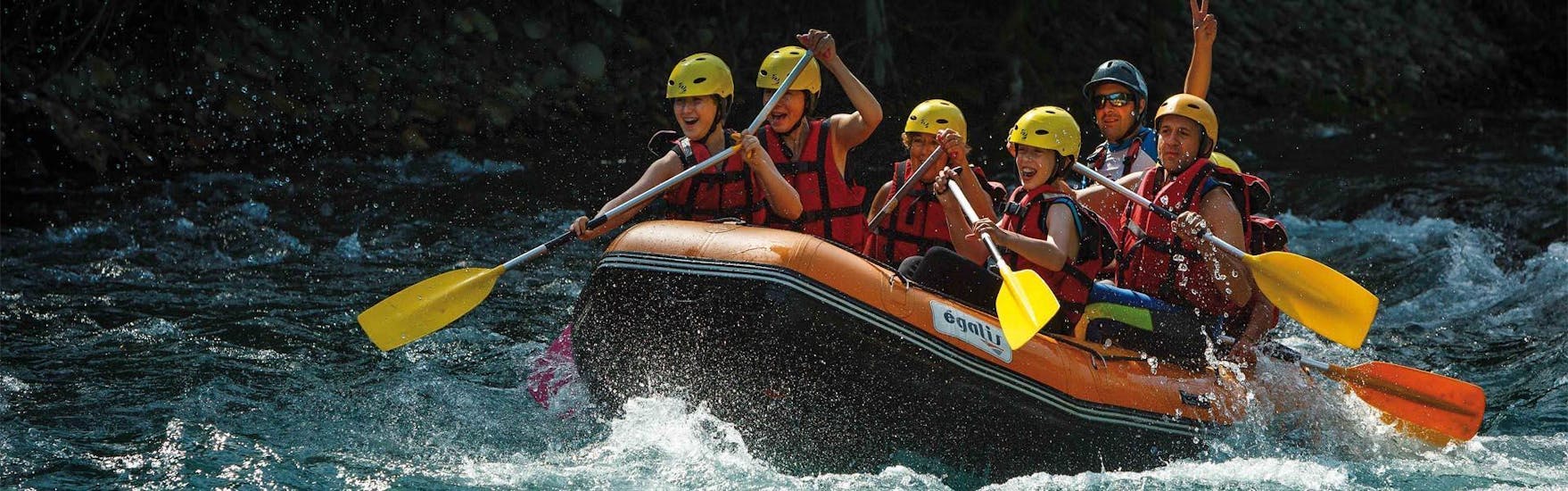 A group paddles while laughing on their raft during the activity Rafting on the Garonne - Discovery with H2O vives.