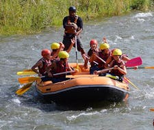 A group is paddling on a raft during the activity Rafting on the Garonne - Discovery with H2O vives.