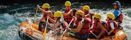 Un grupo está remando activamente mientras se ríe en su balsa durante la actividad Rafting en el Garona para niveles intermedios con H2O vives.