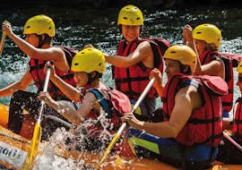 A group is paddling activly while laughing on their raft during the activity Rafting on the Garonne for Intermediary levels with H2O vives.