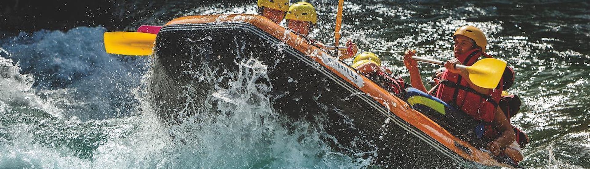 Un groupe essaie de maintenir son radeau droit pendant l'activité Rafting Sport sur la Noguera Pallaresa avec H2O vives.