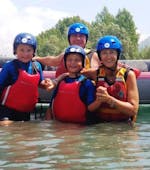 Una famiglia felice durante il Rafting Classic sul fiume Adda con Indomita Valtellina River.