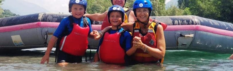 Una famiglia felice durante il Rafting Classic sul fiume Adda con Indomita Valtellina River.