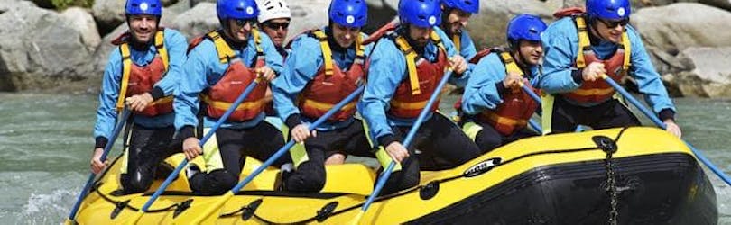 I partecipanti sono pronti ad affrontare il fiume durante il Rafting Extreme Fun sul fiume Adda con Indomita Valtellina River.
