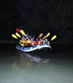 Gruppo di partecipanti durante il rafting al chiaro di luna sull'Adda con Indomita Valtellina River.